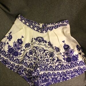 New! Lily Whyt Patterned Shorts size 4 US
